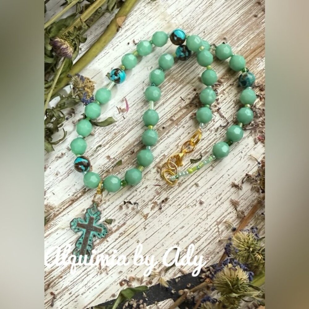 1970’s VINTAGE BUBBLE SHORT BLUE NECKLACE WITH TURQUOISE CROSS CHARM - Picture 3 of 4
